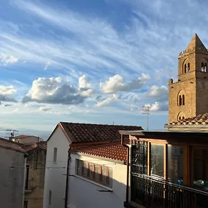 Nel Cortile , Cefalú Italia